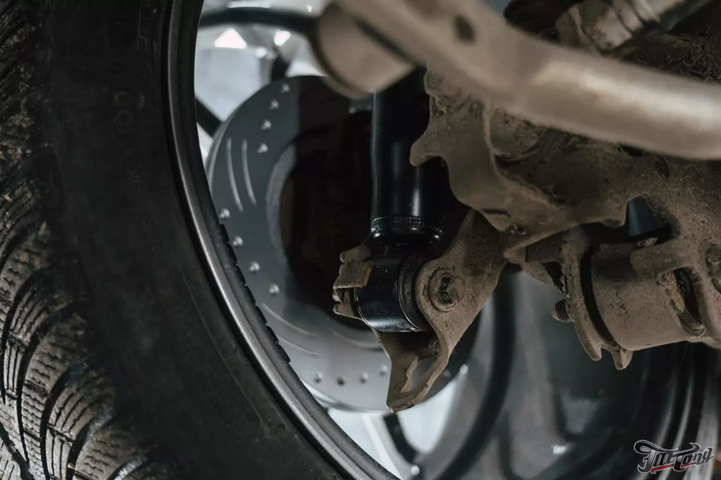 Техническое обслуживание Ford Mustang, установка усиленной тормозной системы, окрас и керамика дисков
